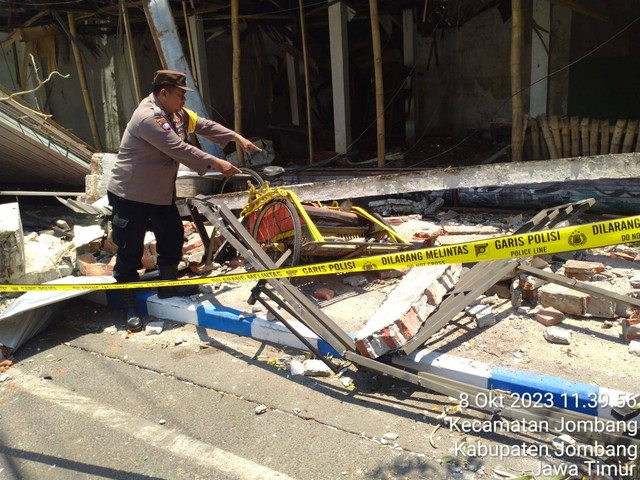 Becak milik korban yang turut gepeng. Dok: Polsek Jombang