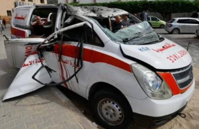 Ambulans Rumah Sakit Indonesia di Gaza, Palestina, rusak akibat serangan udara Israel, Sabtu (7/10/2023). Foto: MER-C