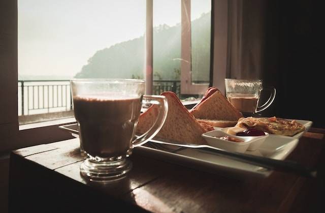 Ilustrasi cafe di Batu view bagus dan instagramble. Sumber: Unsplash/ ashok acharya. 