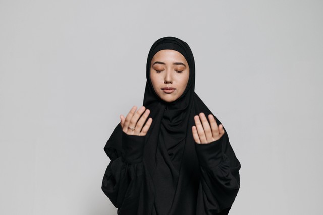 Ilustrasi seorang wanita yang berdoa hasbiyallah wa ni'mal wakil. Foto: Pexels