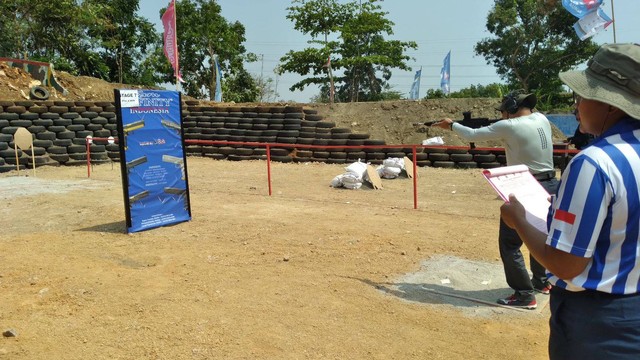 Seorang peserta Kejurnas tembak IPSC di Brimob Cirebon sedang membidik sasaran tembak. Foto: Tarjoni/Ciremaitoday