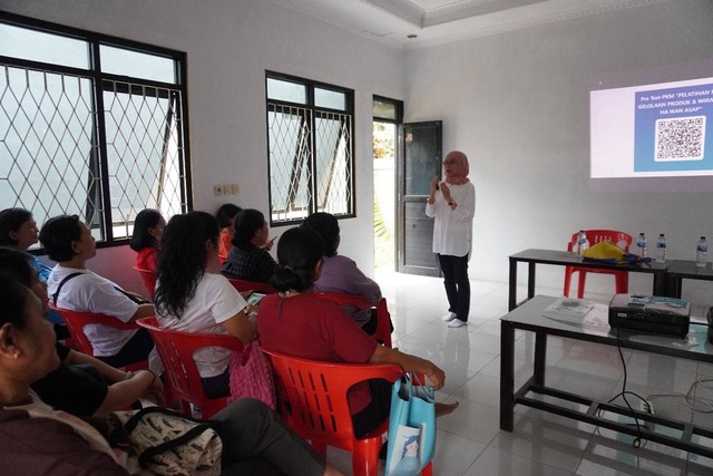 Salah satu dosen Universitas Katolik Indonesia Atma Jaya sedang memberikan materi sosialisasi. Foto: Dok. Unika Atma Jaya