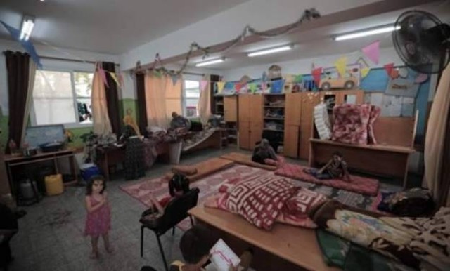 Kondisi di dalam sekolah yang di jadikan pengungsian di Gaza, Palestina. Foto: UNRWA