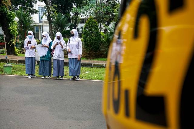 Ilustrasi siswa SMA memakai masker. Foto: Iqbal Firdaus/kumparan
