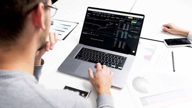 Berinvestasi di dunia yang semakin kompleks. Sumber: pexels/Artem Podrez. https://www.pexels.com/id-id/foto/orang-tangan-laptop-teknologi-5716016/