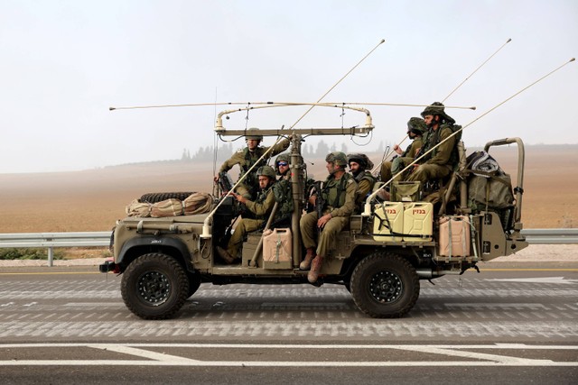 Tentara Israel berpatroli di jalan dekat perbatasan dengan Gaza, Minggu (8/10/2023).  Foto: JACK GUEZ / AFP