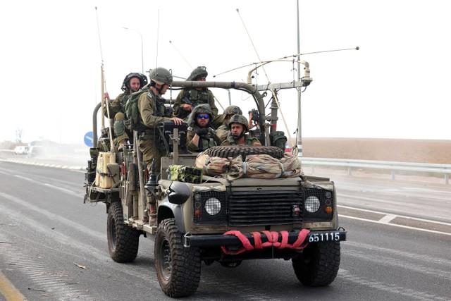 Tentara Israel berpatroli di jalan dekat perbatasan dengan Gaza, Minggu (8/10/2023).  Foto: JACK GUEZ / AFP