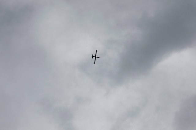 Sebuah drone Israel melayang di atas daerah dekat perbatasan dengan Gaza, Senin (9/10/2023). Foto: JACK GUEZ / AFP