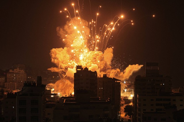 Sebuah rudal meledak selama serangan udara Israel di Kota Gaza, Senin (9/10/2023). Foto: MAHMUD HAMS / AFP