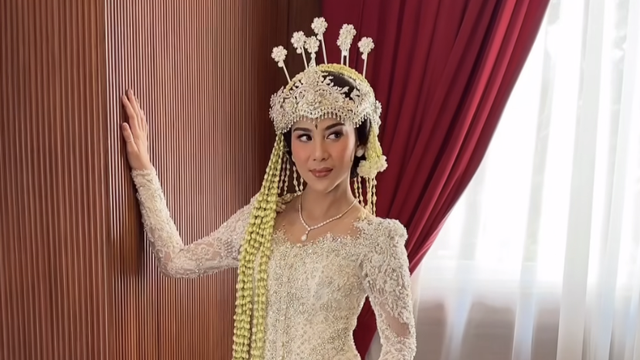 Tampilan anggun Adinda Thomas saat akad nikah, jadi pengantin Sunda. Foto: Instagram/@ayungberinda