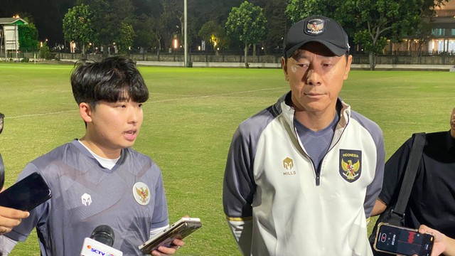 Jeong Seok Seo (Jeje) dan Shin Tae-yong di sesi latihan Timnas Indonesia senior di di Lapangan A, Senayan, Jakarta, pada 9 Oktober 2023. Foto: Soni Insan Bagus L/kumparan