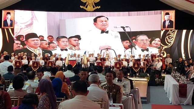 Menhan Prabowo Subianto berpidato dalam acara Gala Dinner di Kementerian Pertahanan, Jakarta, Senin (9/10/2023).  Foto: Zamachsyari/kumparan