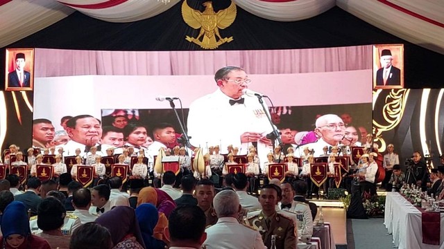 Presiden ke-6 RI Susilo Bambang Yudhoyono (SBY) berpidato dalam acara Gala Dinner di Kementerian Pertahanan, Jakarta, Senin (9/10/2023).  Foto: Zamachsyari/kumparan