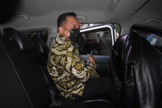 Direktur Alat dan Mesin Pertanian Kementerian Pertanian Muhammad Hatta berada di dalam mobil usai menjalani pemeriksaan di Gedung Merah Putih KPK, Jakarta, Senin (9/10/2023). Foto: Indrianto Eko Suwarso/ANTARA FOTO