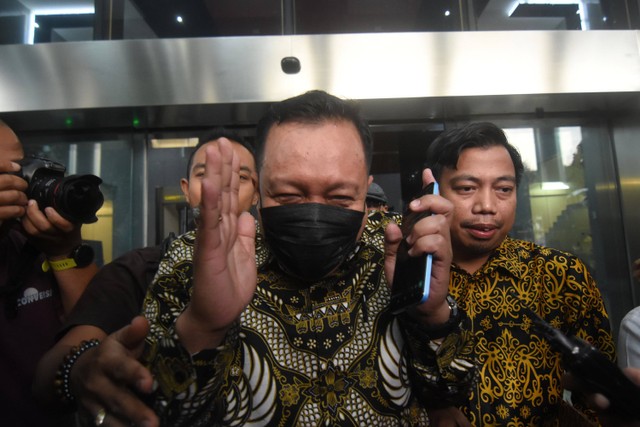 Direktur Alat dan Mesin Pertanian Kementerian Pertanian Muhammad Hatta (tengah) menghindari pertanyaan wartawan usai menjalani pemeriksaan di Gedung Merah Putih KPK, Jakarta, Senin (9/10/2023). Foto: Indrianto Eko Suwarso/ANTARA FOTO