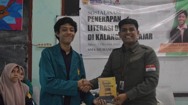 Sejumlah mahasiswa dari Program Studi Ilmu Komunikasi Universitas Syiah Kuala (USK) melaksanakan sosialisasi penerapan literasi digital di SMA Muhammadiyah Banda Aceh. Foto: IST