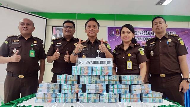 Kejaksaan Negeri Manado bersama uang sebesar Rp 847 juta uang pengganti dari kasus korupsi penyimpangan penggunaan dana hibah penanggulangan bencana banjir Kota Manado tahun 2014