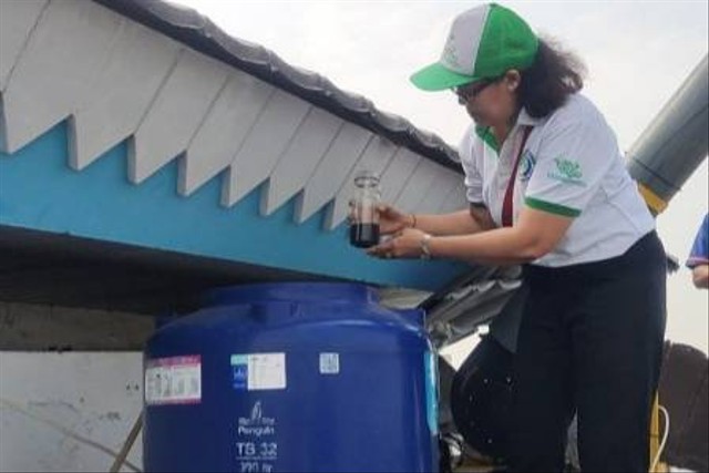 Uji coba penggunaan cairan fermentasi limbah organik (ekoenzim) sebagai bahan baku penyemprotan water mist generator di Jakut.  Foto: Dok Pemprov DKI