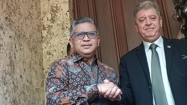 Sekjen PDIP, Hasto Kristiyanto (kiri) dan Duta Besar Palestina untuk Indonesia,  Zuhair Alshun di Kedutaan Palestina, Jakarta, Selasa (10/10/2023). Foto: Zamachyari/kumparan