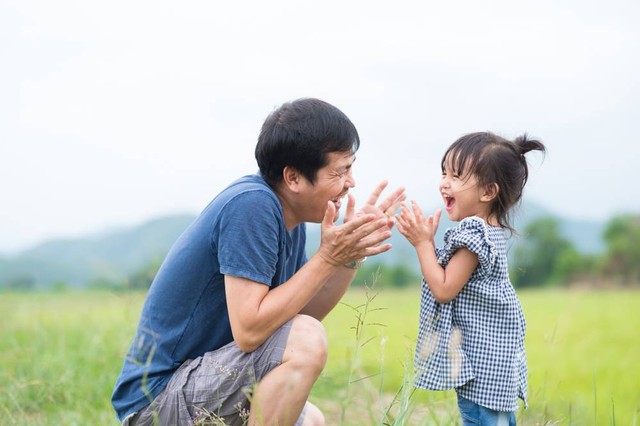 Ilustrasi anak bermain dengan ayah. Foto: SUKJAI PHOTO/Shutterstock