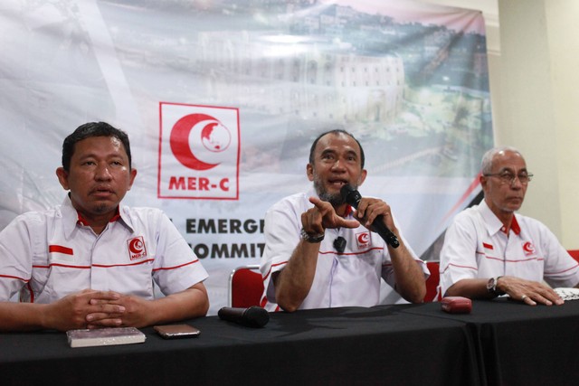 Ketua Presidium MER-C Indonesia Sarbini Abdul Murad (tengah), Presidium MER-C Indonesia Henry Hidayatullah (kiri), dan Ketua Konstruksi RS Indonesia di Gaza Faried Thalib (kanan) memberikan keterangan kepada wartawan di Kantor MER-C di Jakarta. Foto: Reno Esnir/Antara Foto