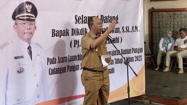 Penjabat Wali Kota Cimahi Dikdik Suratno Nugrahawan saat memberikan keterangan di Kota Cimahi, Jawa Barat, Selasa (26/9/2023). Foto: Rubby Jovan/ANTARA