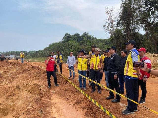 Ketua Komisi V DPR RI, Lasarus, bersama pejabat Kementerian PUPR meninjau pembangunan Jalan Paralel Perbatasan. Foto: Yusrizal/Hi!Pontianak