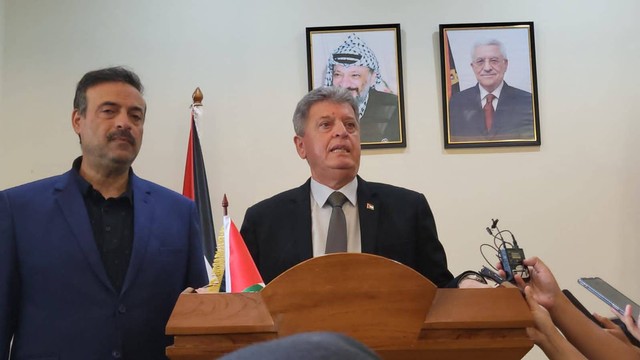 Konferensi pers Duta Besar Palestina untuk Indonesia Zuhair Saleh Mahfud Al Shun di Kedutaan Palestina, Menteng, Jakarta Pusat, Selasa (10/10).  Foto: Zamachsyari/kumparan