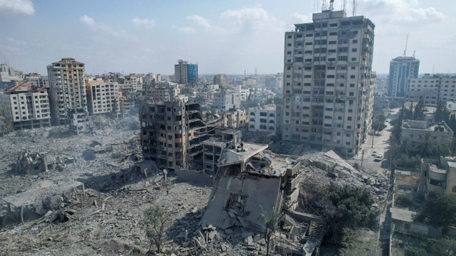 Foto udara menunjukkan rumah dan bangunan hancur akibat serangan Israel di Kota Gaza, Selasa (10/10/2023). Foto: Shadi Tabatibi/REUTERS