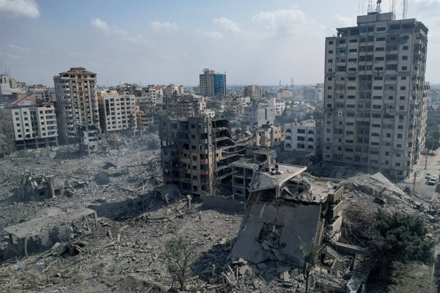 Foto udara menunjukkan rumah dan bangunan hancur akibat serangan Israel di Kota Gaza, Selasa (10/10/2023). Foto: Shadi Tabatibi/REUTERS