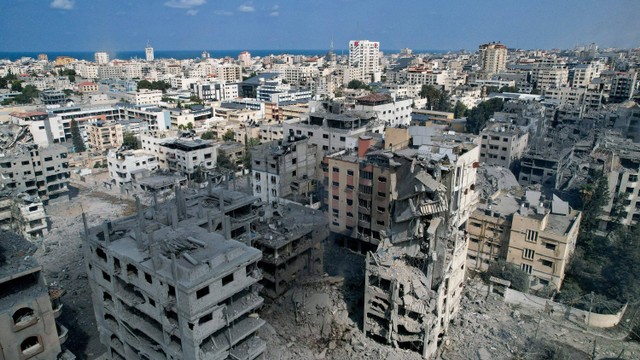 Foto udara menunjukkan rumah dan bangunan hancur akibat serangan Israel di Kota Gaza, Selasa (10/10/2023). Foto: Shadi Tabatibi/REUTERS