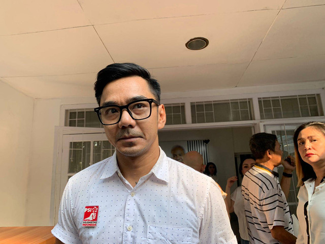 Dedek Prayudi, penggugat batas usia di MK dari PSI di kantor Sekretariat Nasional (Seknas) Jokowi, Kebayoran Baru, Jakarta Selatan, Selasa (10/10/2023). Foto: Luthfi Humam/kumparan
