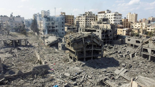 Foto udara menunjukkan rumah dan bangunan hancur akibat serangan Israel di Kota Gaza, Selasa (10/10/2023). Foto: Shadi Tabatibi/REUTERS