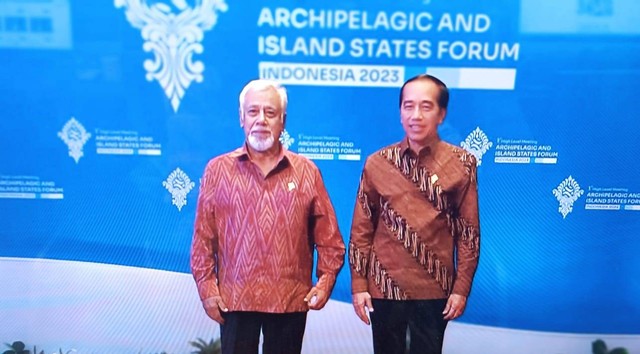 Presiden Jokowi menyambut Perdana Menteri Timor Leste Xanana Gusmao menikmati gala dinner di Hotel Westin, Kabupaten Badung, Bali pada Selasa (10/10), pukul 19.00 WITA. Foto: Dok. Istimewa