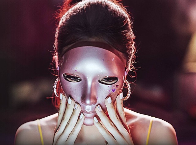 Ilustrasi Scene "Mask Girl" ketika Berusaha Menciptakan Eksistensinya di Media Sosial. Sumber: Netflix