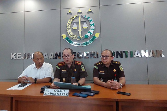 Kajari Pontianak memberikan keterangan saat konferensi pers. Foto: Dok. Istimewa