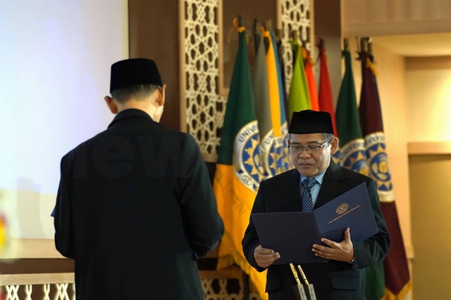 Prosesi Pelantikan Rektor Universitas Ahmad Dahlan (UAD) Masa Jabatan 2023–2027 Prof. Dr. Muchlas, M.T. oleh Ketua Majelis Diktilitbang PP Muhammadiyah (Dok. Humas dan Protokol)