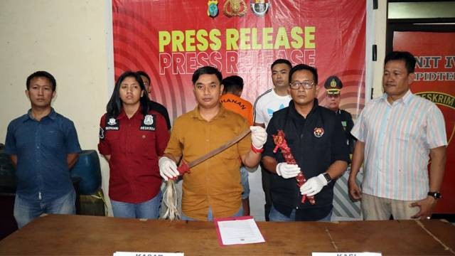 Kasat Reskrim Polresta Manado, Kompol Sugeng Wahyudi Santoso, memegang alat bukti senjata tajam jenis parang yang digunakan pelaku pembunuhan seorang pria di pesta ulang tahun.