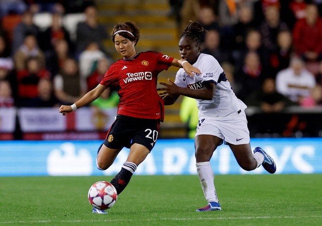 Pemain Manchester United Hinata Miyazawa beraksi bersama Paris St Germain Sandy Baltimore, di Leigh Sports Village, Leigh, Inggris, Rau (11/10/2023) WIB. Foto: Action Images via Reuters/Jason Cairnduff