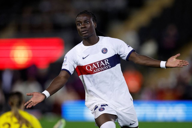 Pemain Paris St Germain Tabita Chawinga merayakan gol pertama mereka saat hadapi Manchester United di Leigh Sports Village, Leigh, Inggris, Rau (11/10/2023) WIB. Foto: Action Images via Reuters/Jason Cairnduff