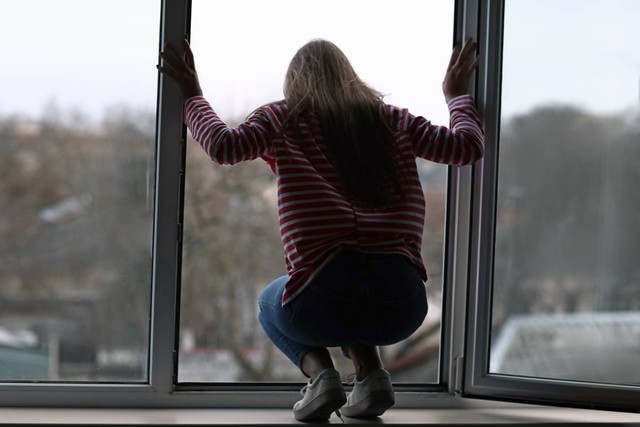 Ilustrasi perempuan bunuh diri. Foto: Pixel-Shot/Shutterstock