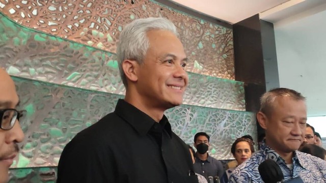 Bacapres Ganjar Pranowo usai memberi kuliah umum di Kampus Unpar, Kota Bandung, Rabu (11/10/2023). Foto: Rachmadi Rasyad/kumparan