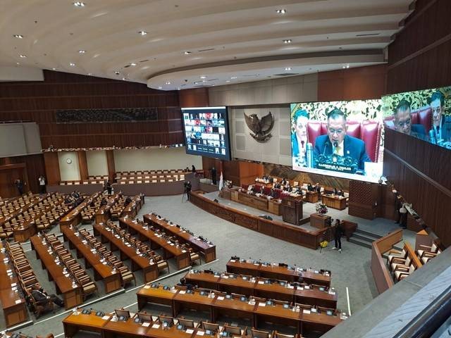Wakil Ketua DPR RI Lodewijk F Paulus memimpin rapat paripurna ke-18 masa sidang IV tahun sidang 2022-2023 di gedung DPR, Jakarta, Selasa (14/3). Foto: Zamachsyari/kumparan