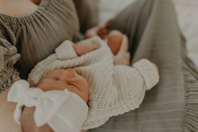 Cara Memandikan Bayi, Sumber: Mother Wilde / Unsplash