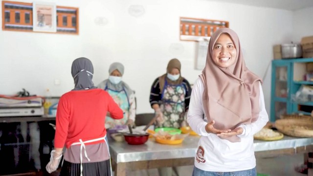 Tri Wahyuni bersama para perempuan anggota UMKM Al Barokah tengah melakukan produksi. Foto: Septiyan