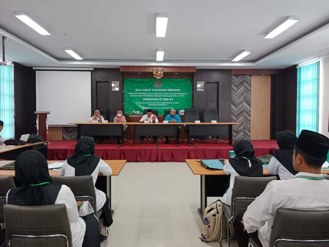 Perwakilan Badiklat Jateng (Dr.Muh Khamdan) menyampaikan materi pada Orientasi PPPK Kemenag.DOK:Humas Badiklat Jateng