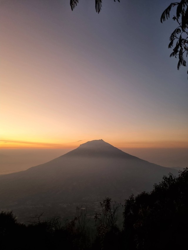Gunung Sumbing di lihat dari Gunung Sindoro (Sumber: Pribadi, 8/10/2023)                  