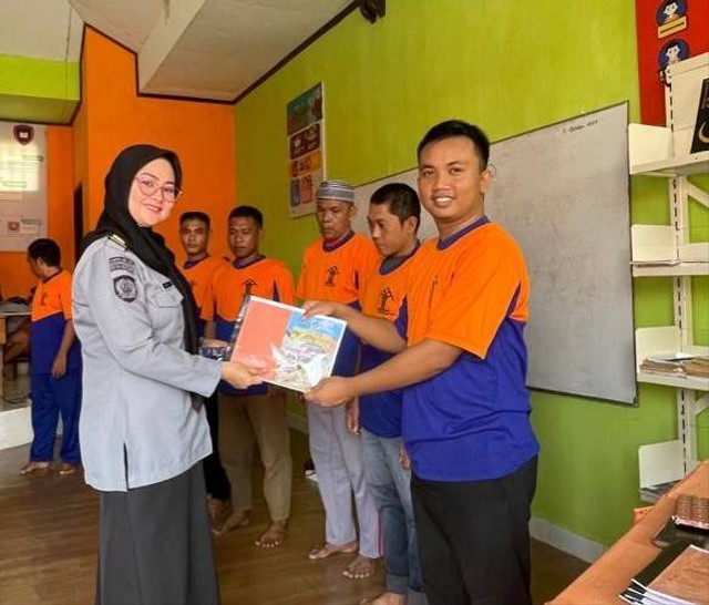 Pembagian Alat Tulis kepada Warga Binaan yang mengikuti Program Pengentasan Buta Aksara di Ruang Perpustakaan Rutan Sengkang, Kabupaten Wajo, Rabu (11/10/2023). Foto : Ishar Wahyudi/Humas Rutan Sengkang