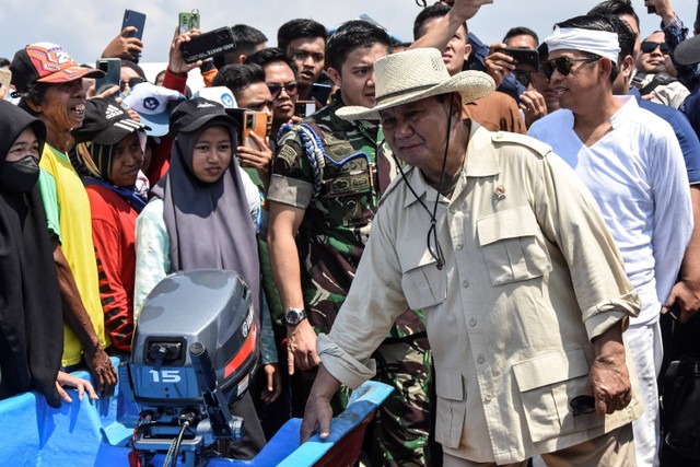 Menteri Pertahanan Prabowo Subianto meninjau perahu saat pembagian perahu nelayan dan bersih-bersih pantai Pangandaran di Pelabuhan Cikidang, Kabupaten Pangandaran, Jawa Barat, Rabu (11/10/2023). Foto: Adeng Bustomi/ANTARA FOTO