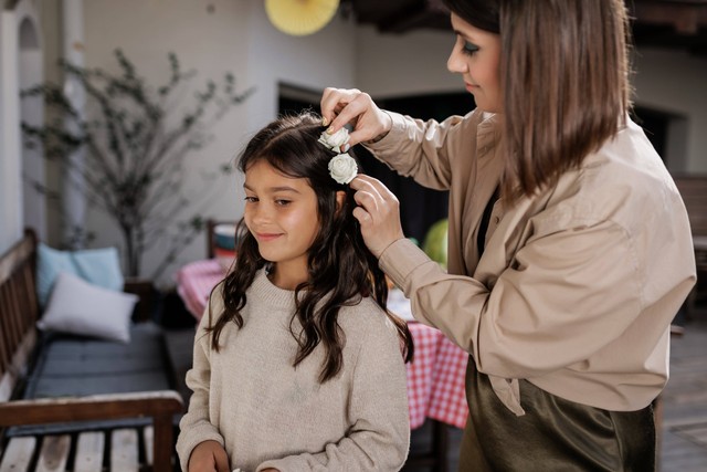 Ilustrasi ibu dan anak yang memakai pakaian berwarna coksu atau cokelat susu. Foto: Pexels